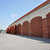 Hinter dieser akkurat gepflegten Fassade verbergen sich Maschinenhalle und Werkstatt.