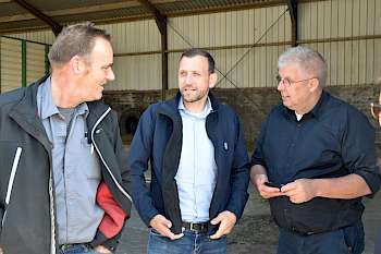 Fachsimpeln über Antriebsachsen (v.l.n.r.): LU Jan Hoekstra, Peter Lindner (Leiter BPW-Vertrieb Deutschland) und Symen van der Veen (Kröger-Werksbeauftragter Niederlande/Belgien).