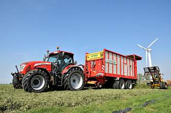 Die Futterbergung mit Ladewagen ist, wie auch Ballensilage, bei LU Hoekstra nach wie vor wichtig. An erster Stelle steht mit wachsender Tendenz jedoch die Grasernte per Häcksler.