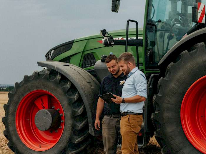 Gespräch vor Traktor