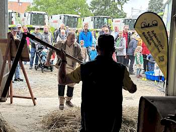 Live-Dreschen mit dem Dreschflegel...