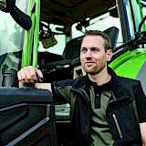 Mann vor Traktor